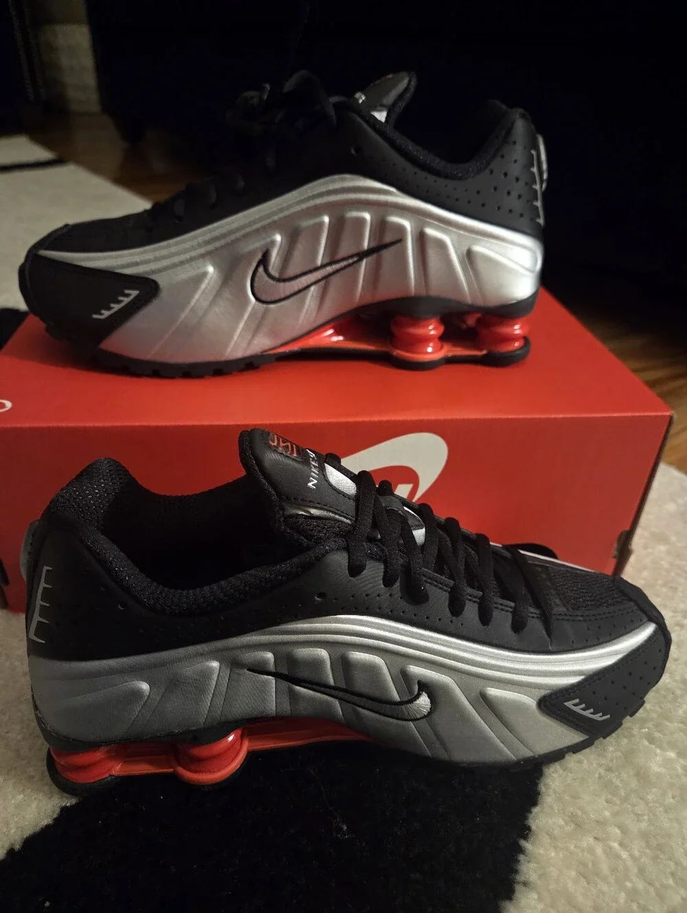 NIKE SHOX R4 SZ 7.5W